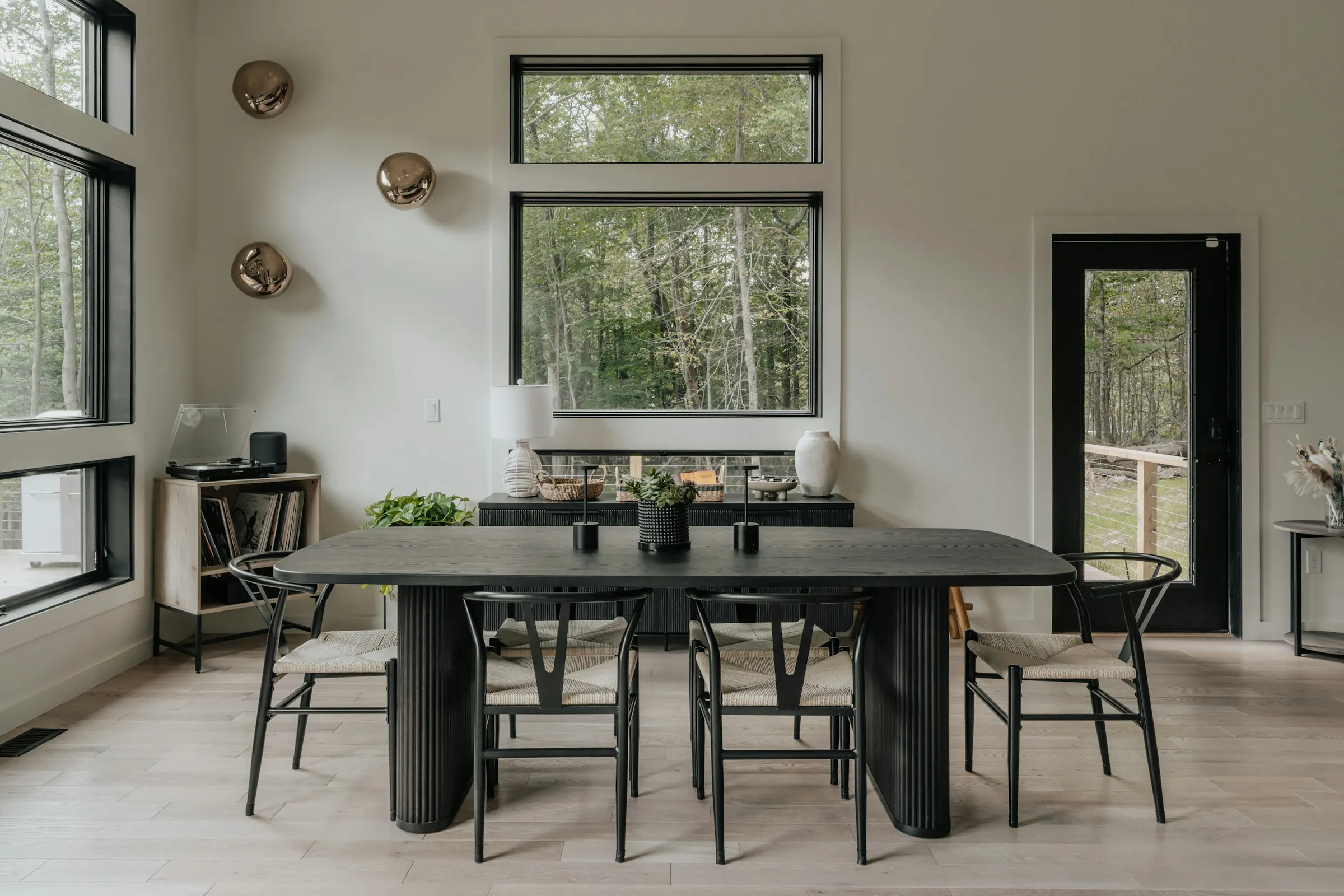 A dining room with an oak table made to measure