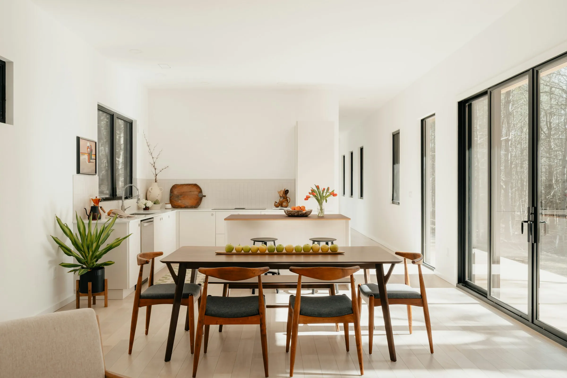 A bright kitchen open to the terrace