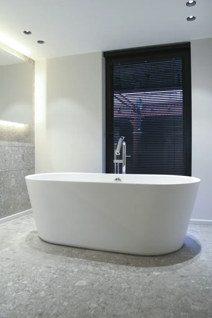 A white bathtub by the window
